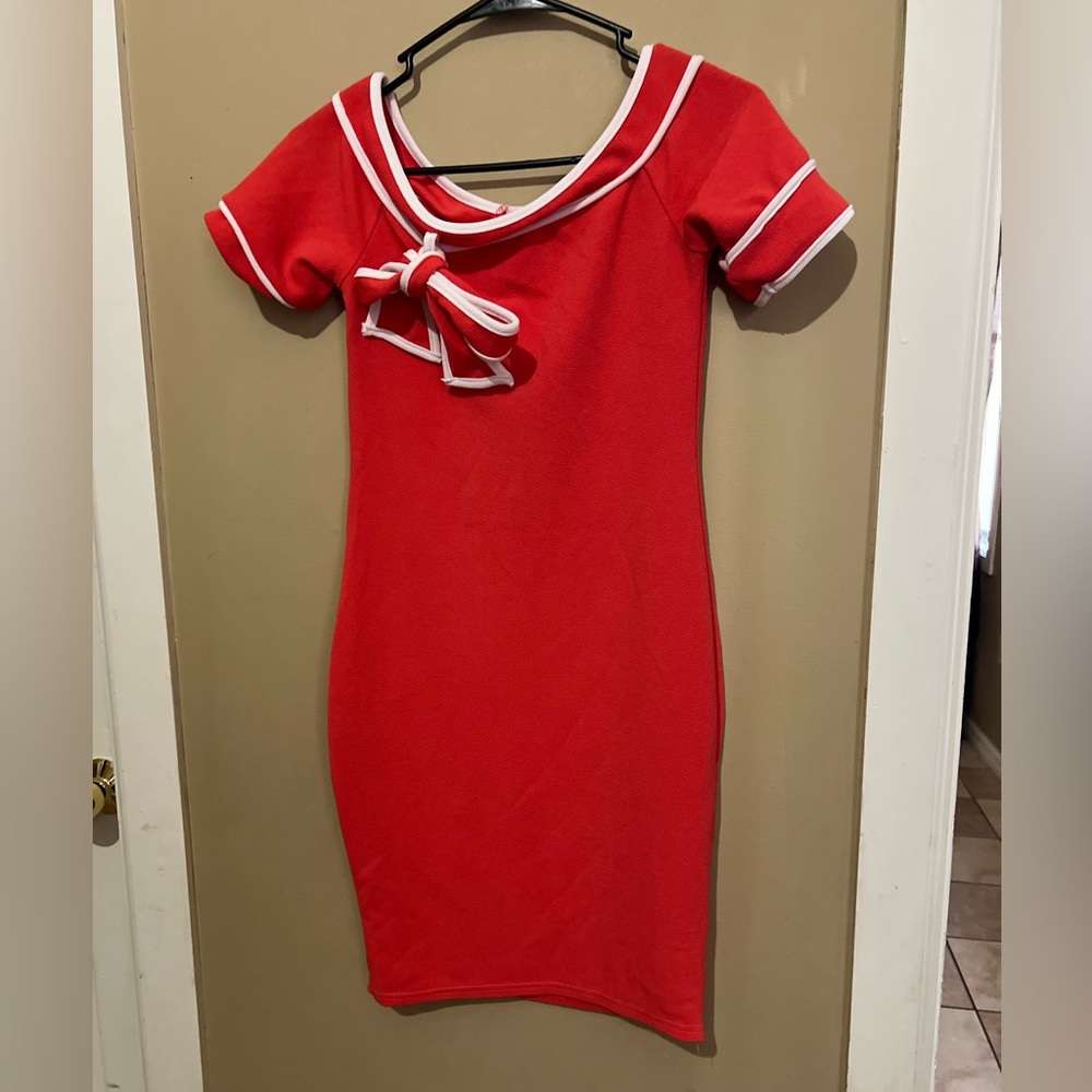 Elegant Red Dress with White Trim - Picture 5 of 11